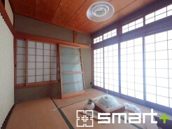 ~「和みの部屋」和室をご用意~
・ゴロンと寝転がったり、お子様のいるご家庭ではお子様を寝かしつけたり、などご活用いただける和室をご用意。
・やはり畳の香りは心が落ち着きますね。