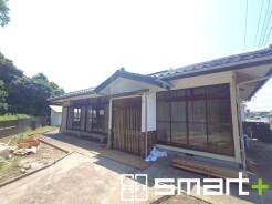 ~和風な外観の邸宅~
・シックな和風の外観のお住まい。心が落ち着く見た目となっております。
・外壁や屋根のリフォームをお考えの方もお気軽にご相談くださいませ。