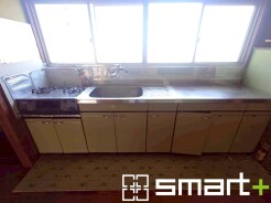 ~リビングを有効活用~
・キッチンは対面式ではなく壁側にございますので、お部屋の中の空間を有効活用できます。
・現地ではぜひ家具の配置などもイメージしながらご見学くださいませ。