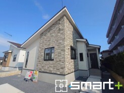 ~ナチュラルでモダンな外観~
・シンプルなホワイトカラーにブリック柄をあしらったナチュラル&モダンな外観です。
・すっきりと洗練された印象になりますね。