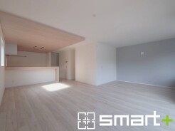 ~折下げ天井でオシャレな空間~
・キッチン部分に折下げ天井を施すことでリビングが広く見える効果もあり、開放的な空間が広がります。
・メリハリのあるオシャレなキッチンで毎日の家事も楽しくなりますね。