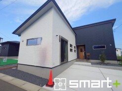~スタイリッシュな外観~
・外壁はシックな色彩でデザイン性に優れた見た目となっております。
・ホワイトに重厚感のある濃い目のカラーの指し色を入れることによって、オシャレな外観に。