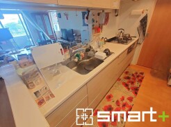 ~使い勝手の良いシステムキッチン~
・料理がしやすい設計のキッチンでお料理もはかどりますね。
・もちろんキッチン下部は収納になっておりますので、フライパンなども収納可能です。