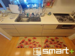 ~人気のカウンターキッチン~
・キッチンには余計な柱が無いので、リビングが見渡せ開放感のある造りとなっております。
・蛇口には浄水器が内蔵されるなど機能面でも優れたキッチンです。