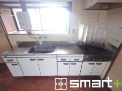 ~リビングを有効活用~
・キッチンは対面式ではなく壁側にございますので、お部屋の中の空間を有効活用できます。
・現地ではぜひ家具の配置などもイメージしながらご見学くださいませ。