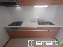 ~リビングを有効活用~
・キッチンは対面式ではなく壁側にございますので、お部屋の中の空間を有効活用できます。
・現地ではぜひ家具の配置などもイメージしながらご見学くださいませ。