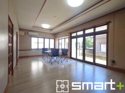 ~穏やかな陽の入るLDK~
・大きな窓のあるLDKは陽当りも良好で明るい空間となっております。
・ご家族団らんなど過ごす時間の多いLDKが明るいのは嬉しいポイントですね。