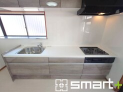~リビングを有効活用~
・キッチンは対面式ではなく壁側にございますので、お部屋の中の空間を有効活用できます。
・現地ではぜひ家具の配置などもイメージしながらご見学くださいませ。