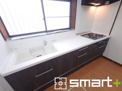 ~リビングを有効活用~
・キッチンは対面式ではなく壁側にございますので、お部屋の中の空間を有効活用できます。
・現地ではぜひ家具の配置などもイメージしながらご見学くださいませ。