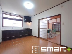 ~広々キッチンスペース~
・キッチンスペースは余裕のある広さとなっており、キッチン内のでのすれ違いも楽々。
・お料理や洗い物がしやすい設計となっております。