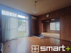 ~穏やかな陽の入るLDK~
・大きな窓のあるLDKは陽当りも良好で明るい空間となっております。
・ご家族団らんなど過ごす時間の多いLDKが明るいのは嬉しいポイントですね。