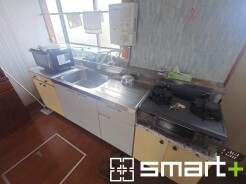 ~広々キッチンスペース~
・キッチンスペースは余裕のある広さとなっており、キッチン内のでのすれ違いも楽々。
・お料理や洗い物がしやすい設計となっております。