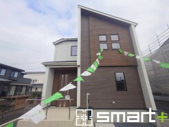 ~モダンな印象の外観~
・木目調の外壁アクセントは幅広いテイストにマッチし、住まいに温かみを与えてくれる人気のデザイン。
・見た目に重厚感が生まれ、高級感のある仕様となっております。