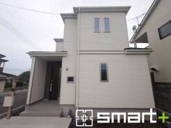 ~シンプルかつオシャレな白い外観~
・外壁をホワイトカラーにする事でクラシカルな印象の外観になりますね。
・高級感も出るので毎日家に帰るのが誇らしくなります。ぜひ現地でご確認くださいませ。
(A号棟)