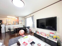 ~明るい団らん空間~
・自然光が差し込む明るいリビングで、室内を心地よく包み込みます。
・ご家族との会話や団らんの時間が、より楽しくなるような