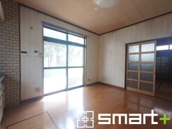 ~穏やかな陽の入るLDK~
・大きな窓のあるLDKは陽当りも良好で明るい空間となっております。
・ご家族団らんなど過ごす時間の多いLDKが明るいのは嬉しいポイントですね。
