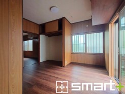 ~穏やかな陽の入るLDK~
・大きな窓のあるLDKは陽当りも良好で明るい空間となっております。
・ご家族団らんなど過ごす時間の多いLDKが明るいのは嬉しいポイントですね。