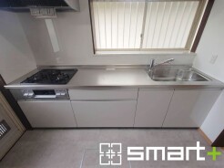 ~リビングを有効活用~
・キッチンは対面式ではなく壁側にございますので、お部屋の中の空間を有効活用できます。
・現地ではぜひ家具の配置などもイメージしながらご見学くださいませ。