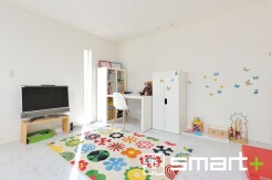 ~白を基調とした洋室~
・白で纏められた洋室は家具のコーディネートもしやすくなっております。
・どんな家具にするか考えるだけでも楽しくなってきますね。