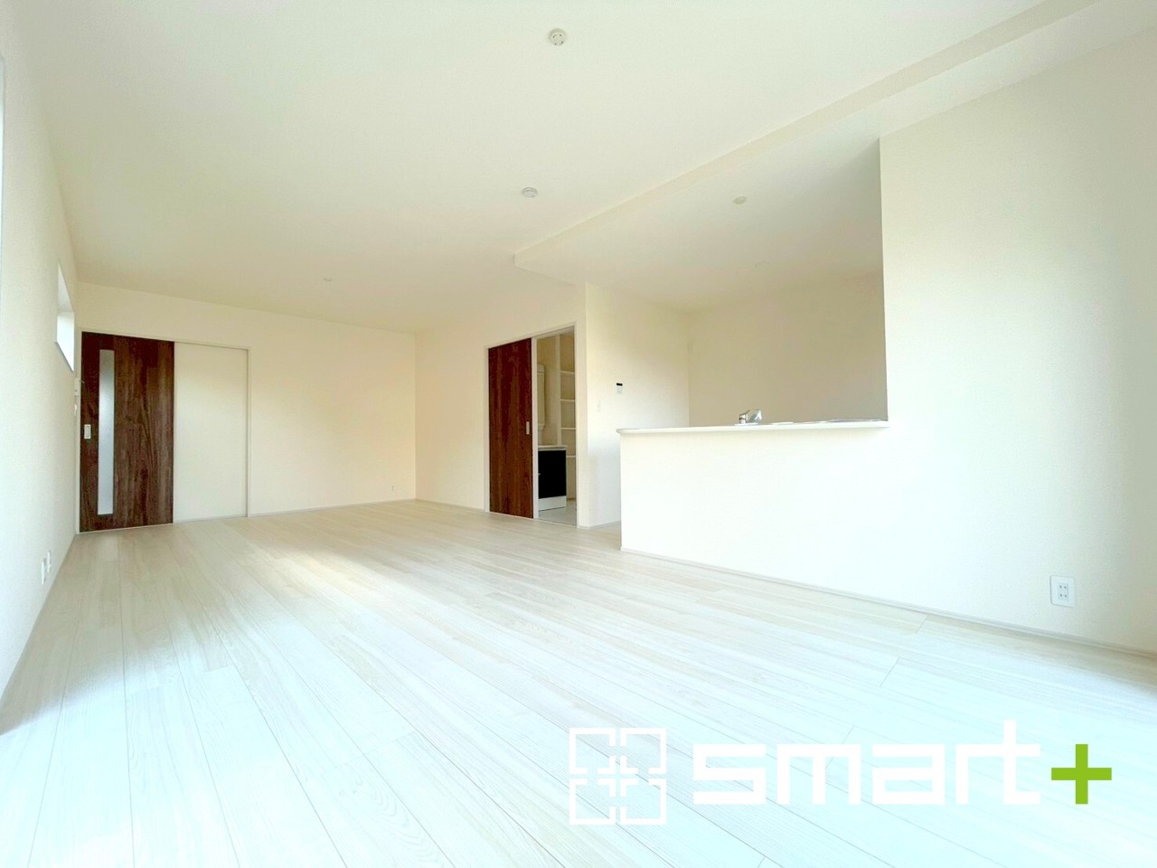 ～ナチュラルな色彩のＬＤＫ～
・自然な風合いの色味で纏められたＬＤＫは家具のコーディネートもしやすくなっております。
・どんなインテリアにするか、考えるだけでも楽しくなりますね。
